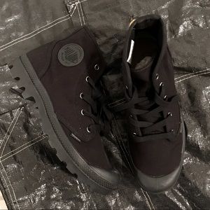 NEW IN BOX Palladium Pampa Hi black canvas boots